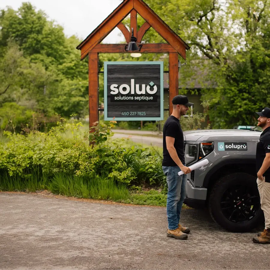 Deux techniciens de Soluo devant l'enseigne et le camion de l'entreprise, à Piedmont