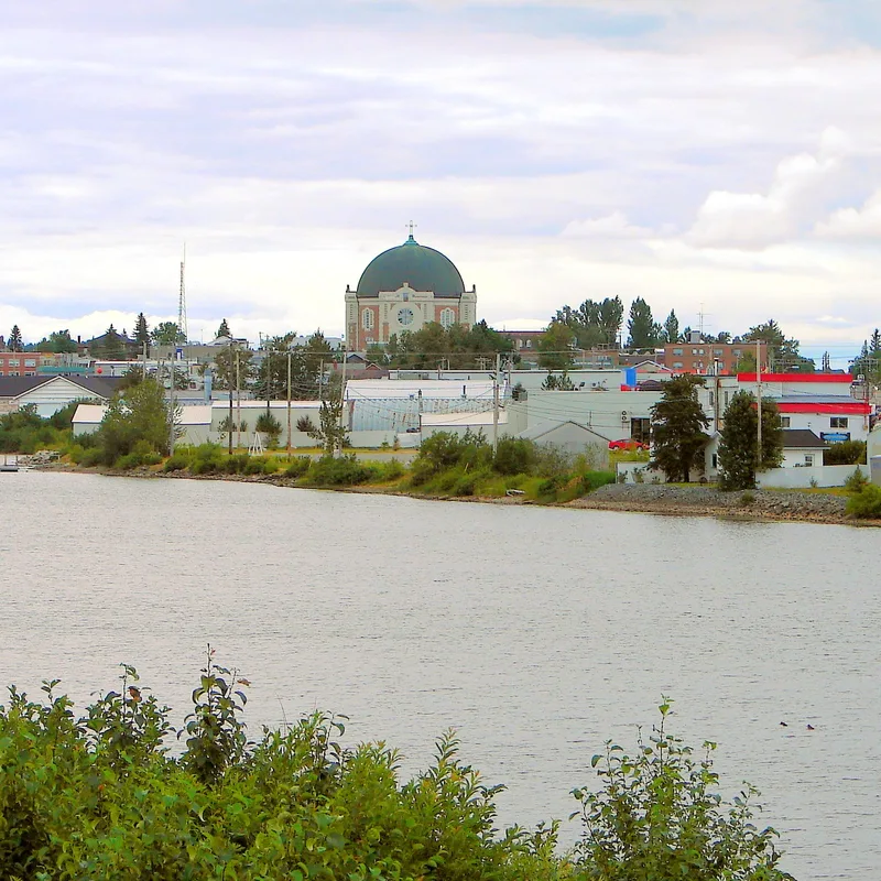 La rivière Harricana à Amos, en Abitibi-Témiscamingue, devant le centre-ville et le dôme de la cathédrale : Inspection septique
