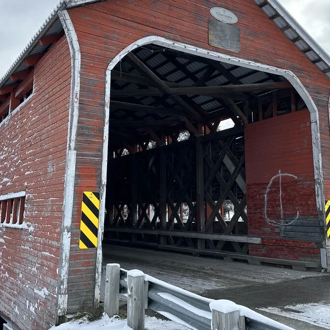 Le pont couvert Champagne franchissant la rivière Vassan, dans le secteur Vassan de Val-d’Or : Vidange de fosse septique